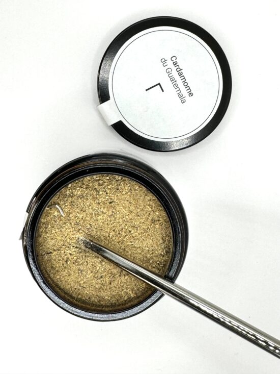 Réputée pour ses arômes frais et citronnés, la cardamome est idéale pour infusions, currys et desserts. Elle apporte une touche parfumée et exotique à vos préparations.