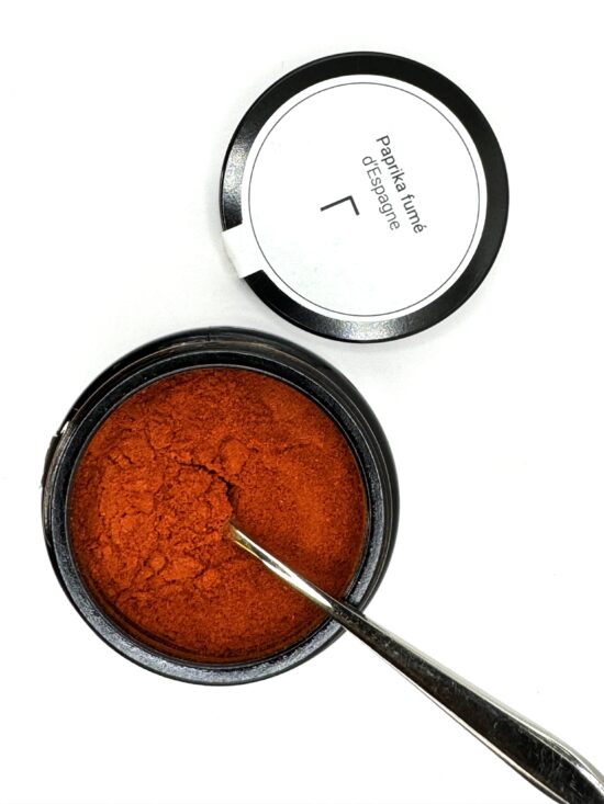 Aux arômes intenses et fumés, ce paprika d'Espagne apporte des notes chaudes et sucrées. Parfait pour viandes, poissons et légumes, il confère une touche riche à vos préparations.
