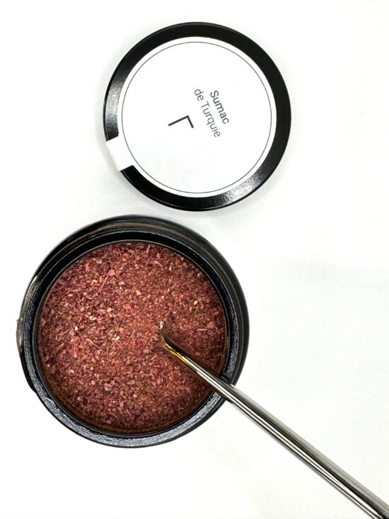 Aux arômes acidulés et aux notes citronnées, ce sumac de Turquie est parfait pour assaisonner salades, viandes et plats orientaux. Il apporte une touche fraîche et vive à vos préparations.